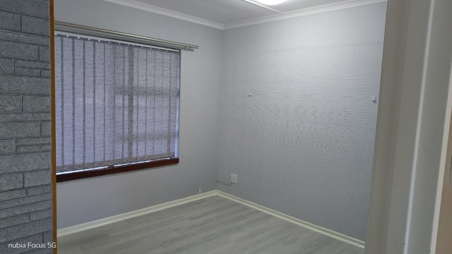 To Let 4 Bedroom Property for Rent in Wavecrest Eastern Cape
